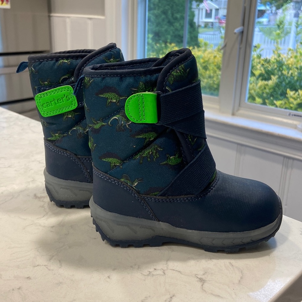 Never worn toddler snow boots size 6